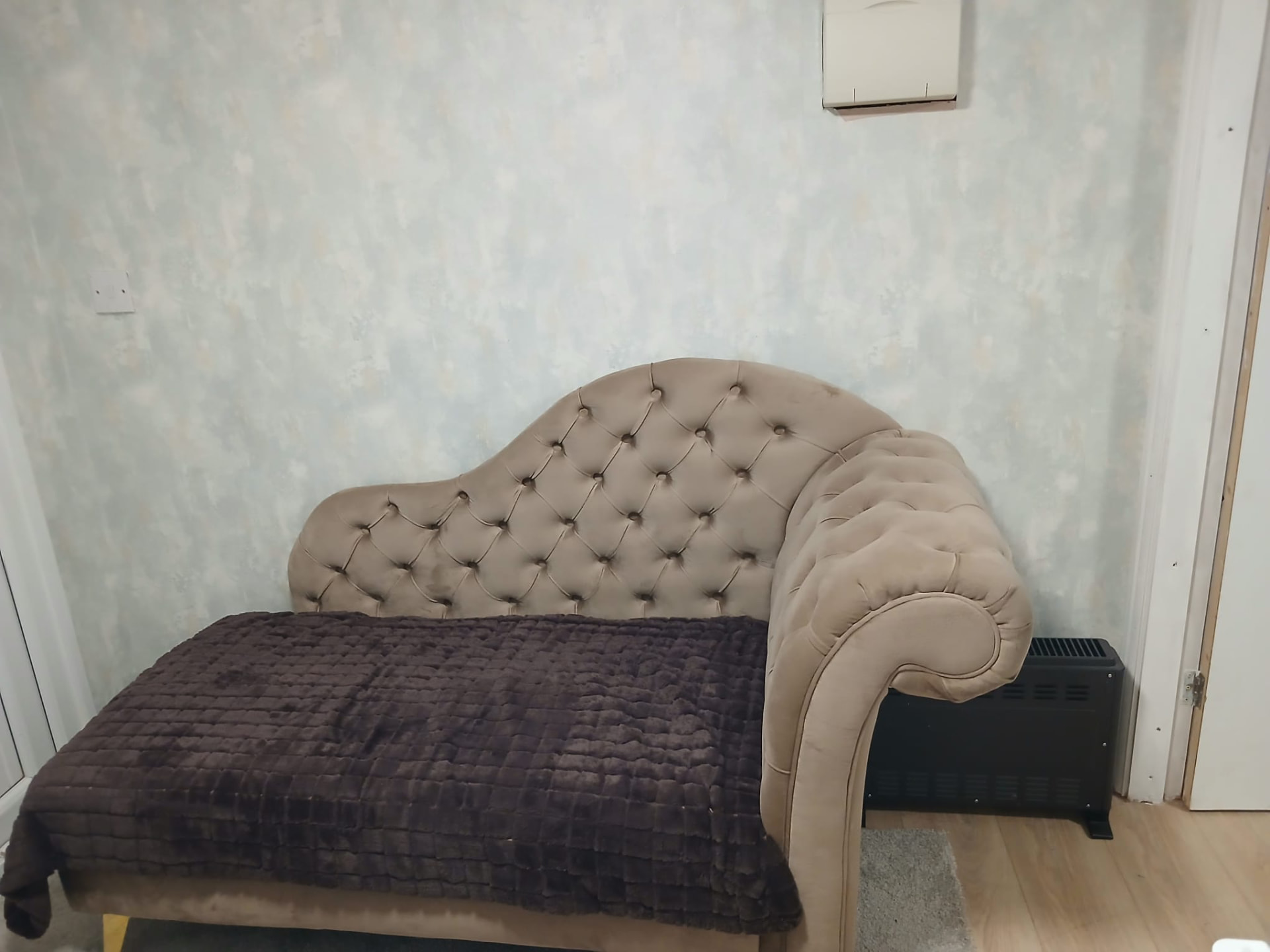 Velvet chaise longue in the studio's waiting corner